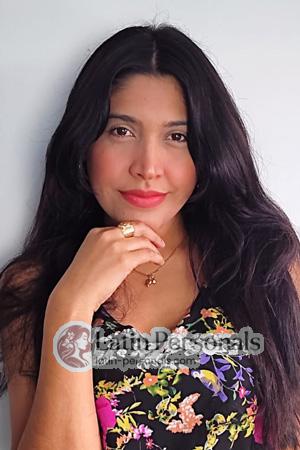 205713 - Stephanie Age: 36 - Colombia
